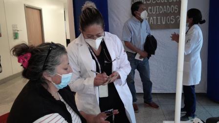 Una mujer recibe atención médica en el Hospital Quito Sur del IESS, el 5 de abril de 2023.