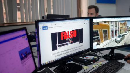 Imagen referencial de una noticia falsa en una red social, captada por el equipo de 'factcheck' de la agencia AFP. 