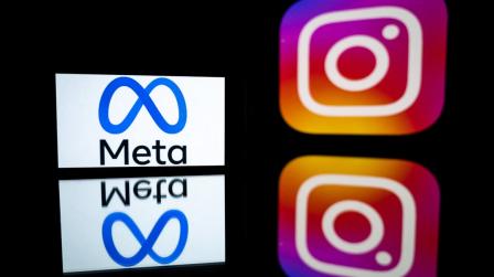 Logo de Instagram (derecha) junto al de la empresa matriz, Meta (antes Facebook), en enero de 2023.