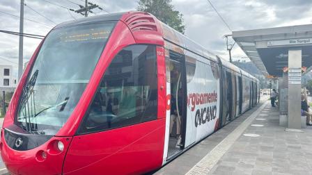 El tranvía en la parada Río Tarqui, en el sur de Cuenca, en noviembre de 2023.