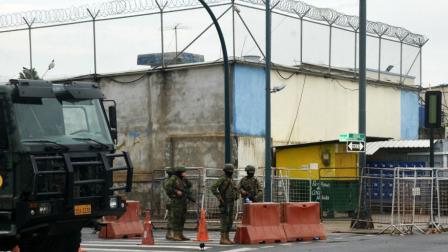 Foto referencial de los militares en los exteriores de la cárcel de Machala, en El Oro, el 12 de enero de 2024.