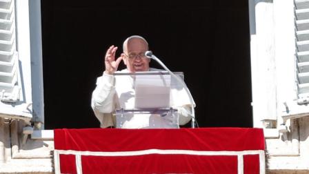 El papa Francisco, tras finalizar el rezo del ángelus en la Plaza de San Pedro.