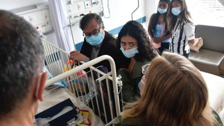 El presidente de Colombia, Gustavo Petro, junto a su hija Sofía, en la visita en un hospital en la Amazonía colombiana, el 10 de junio de 2023.