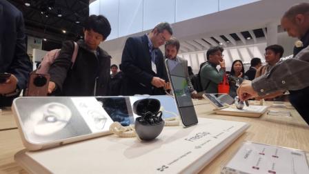 Auriculares y celulares de la marca Huawei se exhibieron en el Mobile World Congress en Barcelona, del 24 al 29 de febrero de 2024.