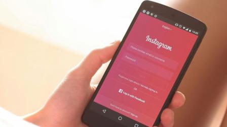 Imagen referencial. Una persona sostiene un celular con la aplicación de Instagram.