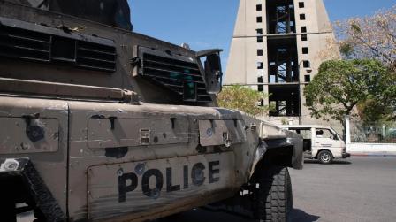 Un carro blindado de la policía presenta varios disparos de balas, debido a los enfrentamientos contra las bandas armadas, en Puerto Príncipe (Haití), en una fotografía de archivo.