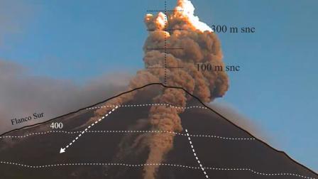 El volcán El Reventador expulsa una nube de ceniza el 2 de mayo de 2024.