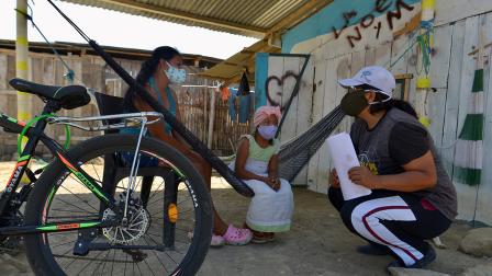 La profesora Carolina Espinoza dicta clases en la casa de una de sus alumnas en medio de la pandemia, Playas de Villamil, Ecuador. 12/06/2020