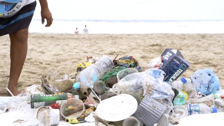 Basura recolectada en una playa de Ecuador.