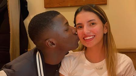 Moisés Caicedo junto a su novia Paola Salazar, durante la celebración de su cumpleaños 22.