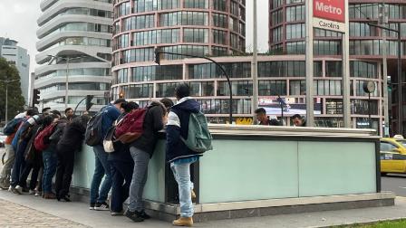 Usuarios del Metro de Quito en la parada La Carolina, en medio de corte de luz, el 19 de junio de 2024.