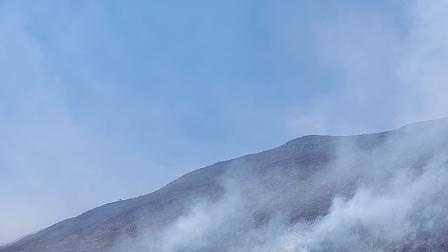 Un incendio afecta al cerro Quingo, en Azuay, el 19 de julio de 2024. El incidente afectó a los cantones Girón y Santa Isabel.