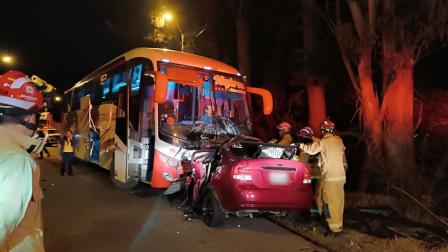 Choque entre un bus y un automóvil la madrugada del 22 de julio de 2024 en la vía Cuenca - Loja.