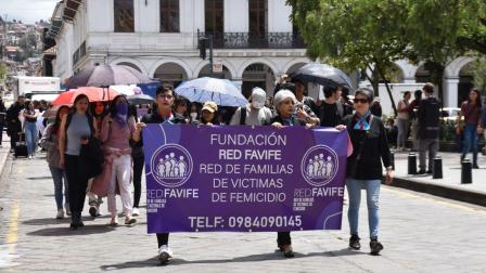 Sonia Salamea, madre de Cristina Palacio, en una marcha para pedir justicia por los femicidios, en el centro de Cuenca, el 5 de abril de 2024.