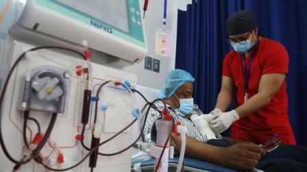 Fotografía referencial de un paciente de diálisis atendido en el Hospital General Enrique Ortega Moreira, en Durán, el 11 de julio de 2024.