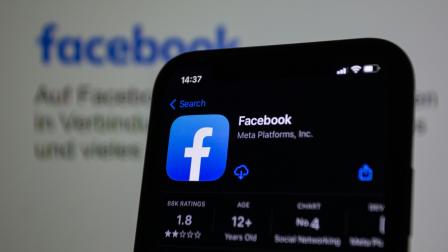 Fotografía referencial de un teléfono inteligente que muestra la 'app' de Facebook en una tienda de aplicaciones.