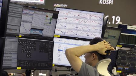 Un 'trader' surcoreano trabaja frente a monitores en el Banco Hana en Seúl, Corea del Sur, el 2 de agosto de 2024.