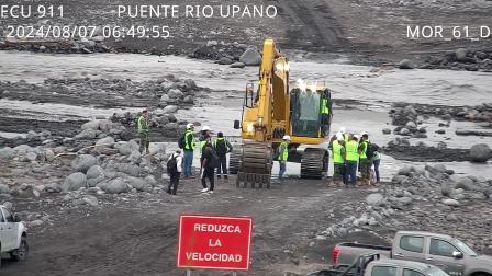 Maquinaria del Ministerio de Transporte trabaja en la vía Macas-Puyo, el 7 de agosto de 2024.