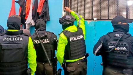 Unidades especiales de la Policía ingresan a la cárcel de El Inca, en Quito