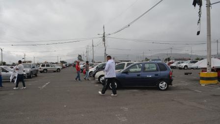 Venta de carros en la feria de Ambato.