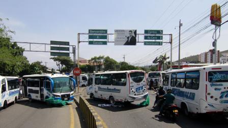 Buses bloquean una vía durante una protesta en Los Patios, Norte de Santander, en Colombia, cerca de la frontera con Venezuela, el 3 de septiembre de 2024.