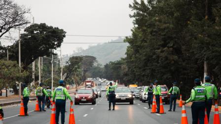 Uniformados de la Agencia de Tránsito y Movilidad (ATM) de Guayaquil durante un operativo de control en la vía a la Costa, el martes 3 de agosto de 2024.