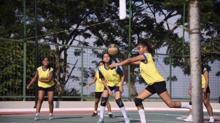 Deportistas de Samborondón jugando volley