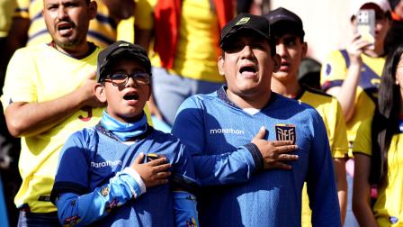 Hinchas de Ecuador cantando el himno nacional en el estadio Rodrigo Paz Delgado antes del partido con Perú por la Fecha 8 de Eliminatorias, el 10 de septiembre de 2024.