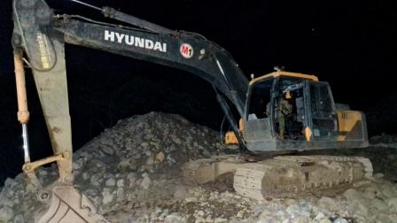 Una maquina excavadora inhabilitada por soldados del Ejército Ecuatoriano en una intervención a actividades de minería ilegal en el cantón Macará de la provincia de Loja, el 21 de octubre de 2024.