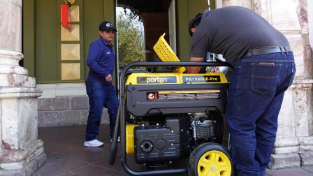 Trabajadores realizan la instalación de un generador eléctrico ante los cortes de luz en Cuenca, el 16 de octubre de 2024.