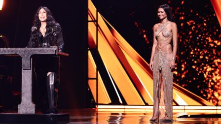 Cher y Zendaya durante la ceremonia de inducción al Salón de la Fama del Rock & Roll, 18 de octubre de 2024.