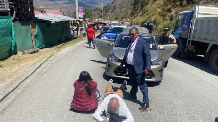 Sujetos aprehendidos tras el robo a una joyería en Chordeleg, en la provincia del Azuay, el 18 de octubre de 2024.