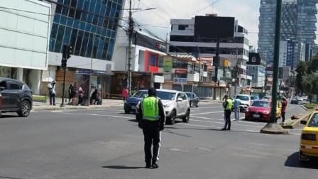 Agentes de tránsito dirigiendo el tráfico vehicular durante los apagones en Quito, 20 de octubre de 2024.