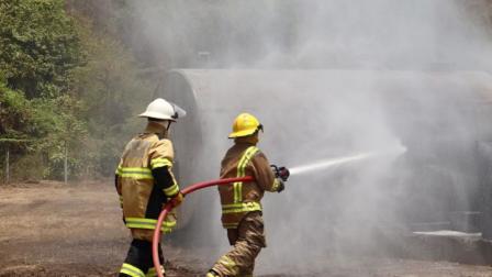 Dos bomberos de Guayaquil trabajan en el combate de un incendio. La institución reportó este 22 de octubre un nuevo robo en el cuartel 15 de Mucho Lote.