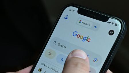 Una persona usando Google en un iPhone, 11 de octubre de 2024.