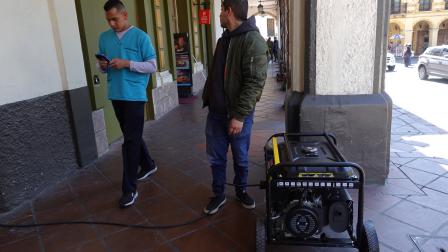 Un generador de electricidad en el exterior de locales comerciales de Cuenca, en octubre de 2024.