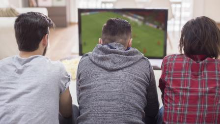 Imagen referencial de hombres mirando un partido de fútbol por televisión.