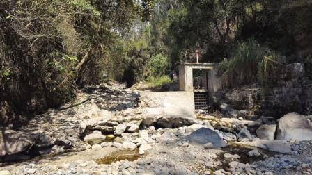 Zona de captación del río Culebrillas, uno de los afluentes que aportan con agua a la planta del Cebollar, en Cuenca, totalmente seca este 12 de noviembre de 2024.