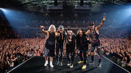 Los músicos de Scorpions en un concierto