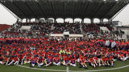 Cientos de niños y niñas posan para una foto durante la inauguración de una nueva escuela del Atlético Madrid en Cuenca, Ecuador, el jueves 14 de noviembre de 2024.