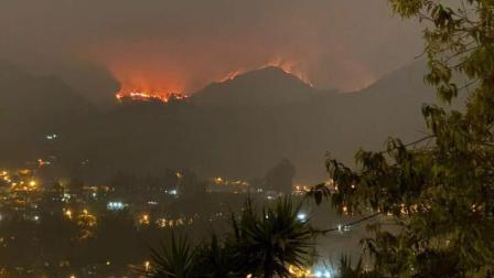 Vista del incendio en el Cajas, Cuenca