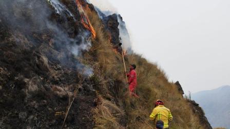 Bomberos trabajan en un incendio en Cuenca