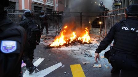 Quema de material en el Centro de Quito durante las protestas del 15 de noviembre de 2024.