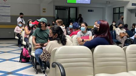 Pacientes en una sala de esperda del hospital de Solca, en Cuenca.