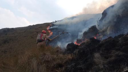 Personal de bomberos combate el fuego de los incendios forestales en Azuay.