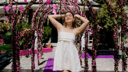 Influencer en el evento de presentación Dove Tono Uniforme Orquídea