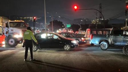 Agentes metropolitanos de tránsito realizan controles en las calles de Quito la noche del 15 de noviembre de 2024.