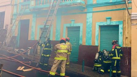 Bomberos en un incendio en una vivienda del centro de Quito