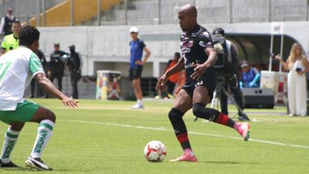 Jugadores del Deportivo Quito y Liga de Portoviejo en el partido de ida de los cuartos de final de la Segunda categoría, el domingo 17 de noviembre de 2024.