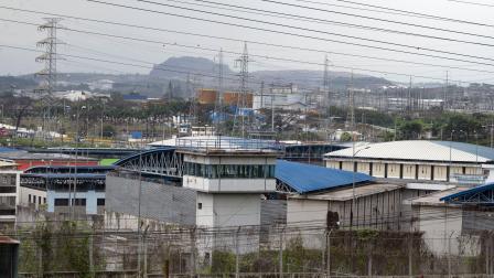 Vista parcial de las instalaciones de la cárcel Regional, en el complejo penitenciario del norte de Guayaquil, tras la fuga de seis presos el 13 de enero de 2024.